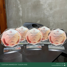 Load image into Gallery viewer, Celebrate excellence with our high-quality custom glass plaques, perfect for corporate awards, employee recognition, milestone achievements, and commemorative events.
Ideal for companies, schools, and organizations looking for a luxury glass award plaque in the Philippines, each piece can be fully personalized with logos, names, and messages.
✔ Premium tempered glass
✔ Customized engraving & UV print
✔ Modern and elegant design
✔ Perfect for corporate awards & recognition
Order your customized gl