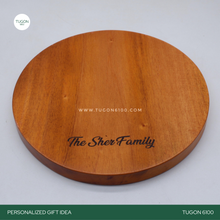 Load image into Gallery viewer, Experience the elegance of the Tugon 6100 board - the perfect cheese/cutting/serving/pizza board for special occasions! Crafted from superior mahogany wood, this design comes with personalized engraving and adds a graceful touch to corporate, wedding, and everyday gifts. Absolutely timeless and durably constructed, this Tugon 6100 board invites you to enjoy sharing food in style! - TUGON 6100
